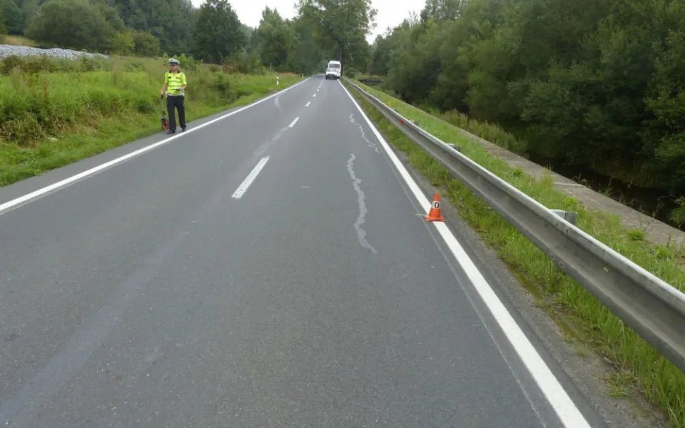 Policie žádá o pomoc svědky dopravní nehody autobusu ve Zlatých Horách