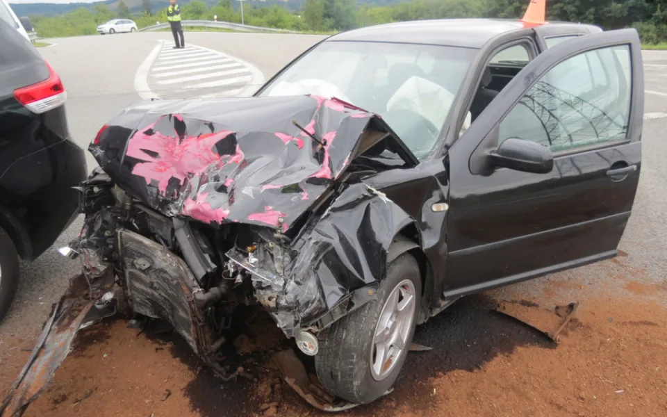 Nehoda dvou aut si vyžádala zranění šesti osob a škodu za sto osmdesát tisíc
