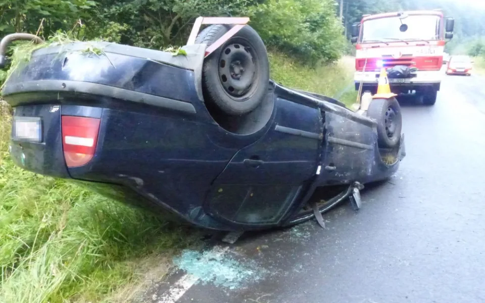 Řidiči vběhla do cesty srna, ten strhl řízení a auto skončilo na střeše