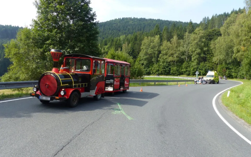 Motorkář nezvládl v zatáčce svůj stroj a střetl se s lázeňským vláčkem