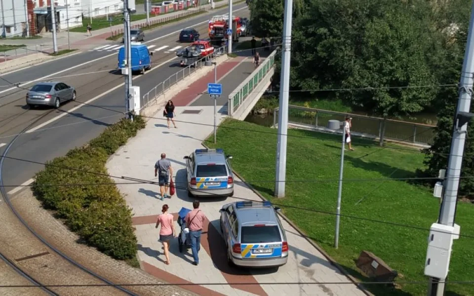 VIDEO: Dnes odpoledne se u Šantovky topil opilý cizinec. Z vody ho vytáhl náhodný kolemjdoucí