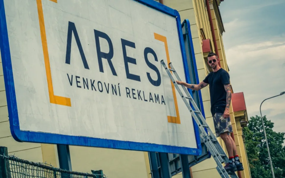 FOTO: Je to hlavně o rychlosti a přesnosti. Strávili jsme den v Olomouci s lepičem billboardů