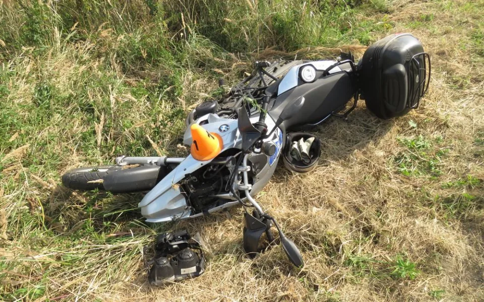 Motorkář nezvládl řízení, upadl a zranil se. Do cesty mu prý vběhl zajíc