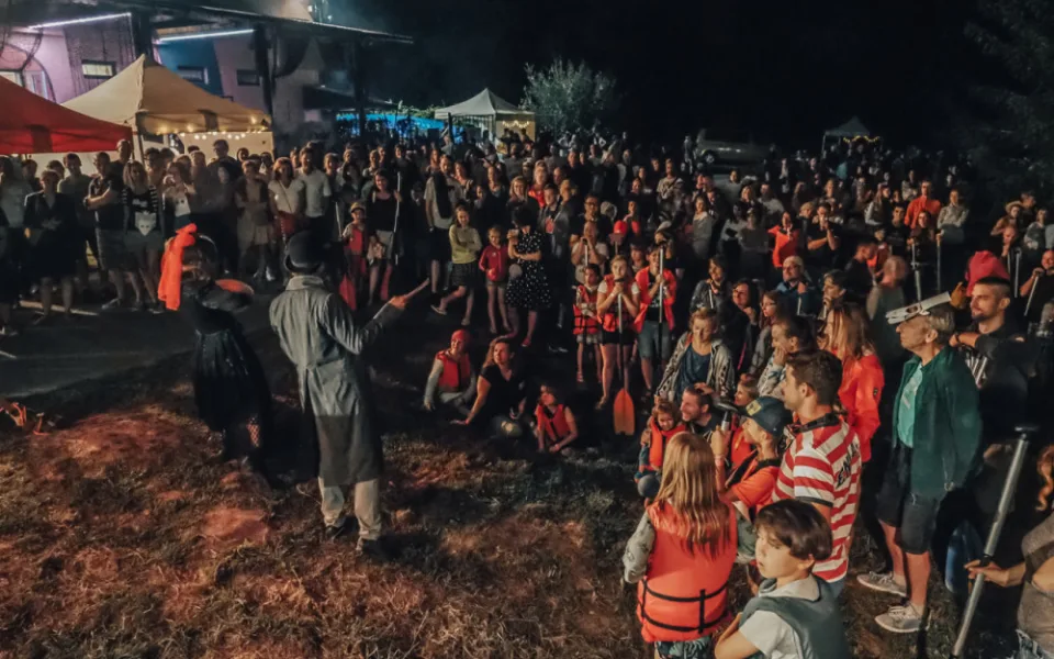 Olomoucký festival Řeka má duši přilákal stovky lidí. Ti se v noci plavili na raftech po Moravě