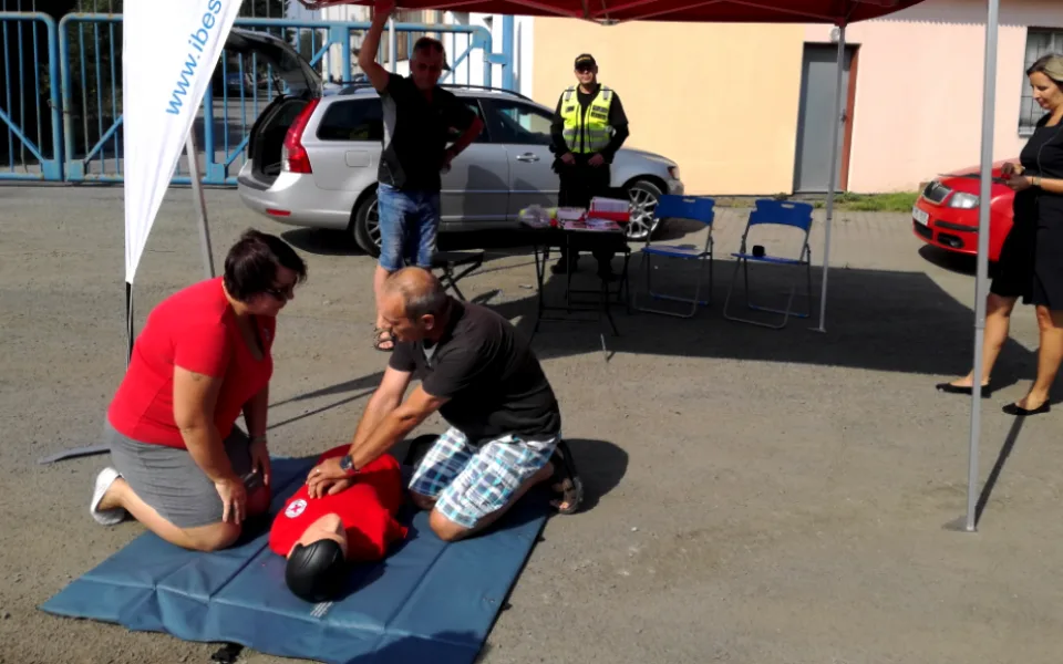 Policisté testovali řidiče, jestli by dokázali poskytnout první pomoc při nehodě