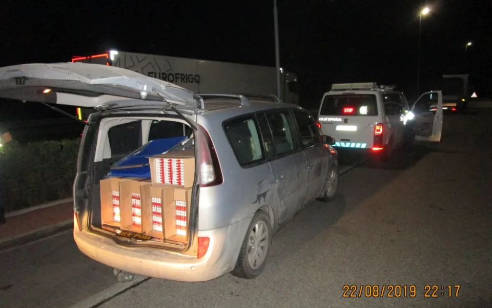 FOTO: Olomoučtí celníci našli v osobním autě 150 tisíc pašovaných cigaret. Řidičce hrozí tři roky vězení