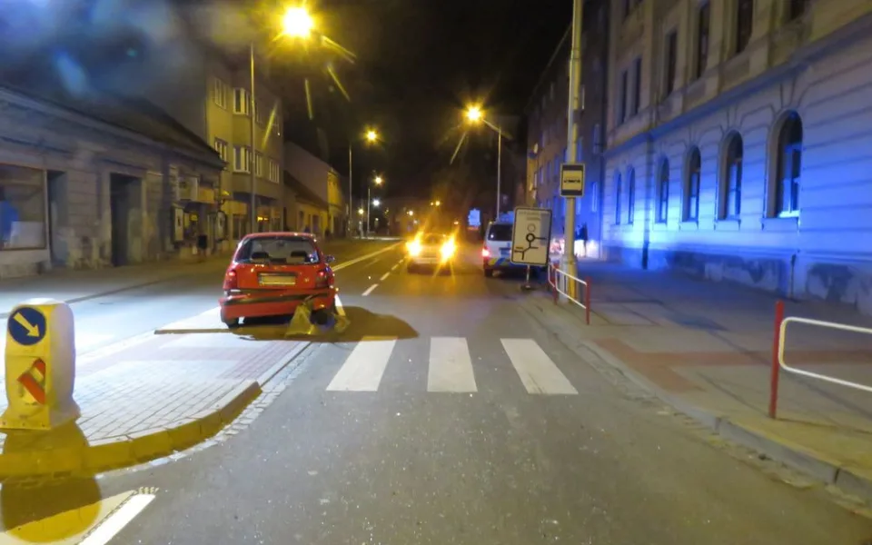 FOTO: Řidič zastavil s autem před přechodem pro chodce, řidička za ním už nestihla včas zabrzdit
