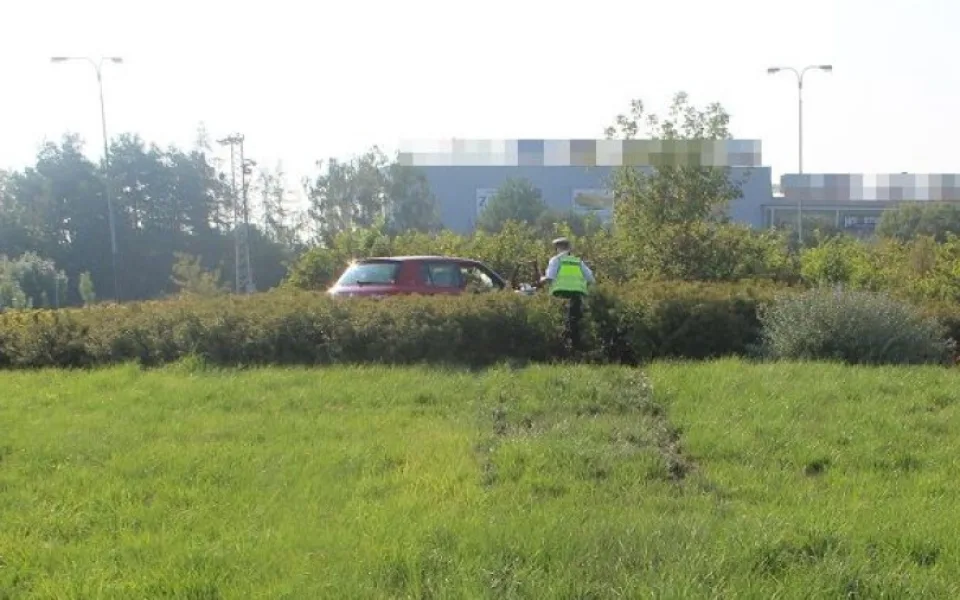 FOTO: Opilý muž nezvládl řízení. Fabia skončila uprostřed kruhového objezdu u Globusu