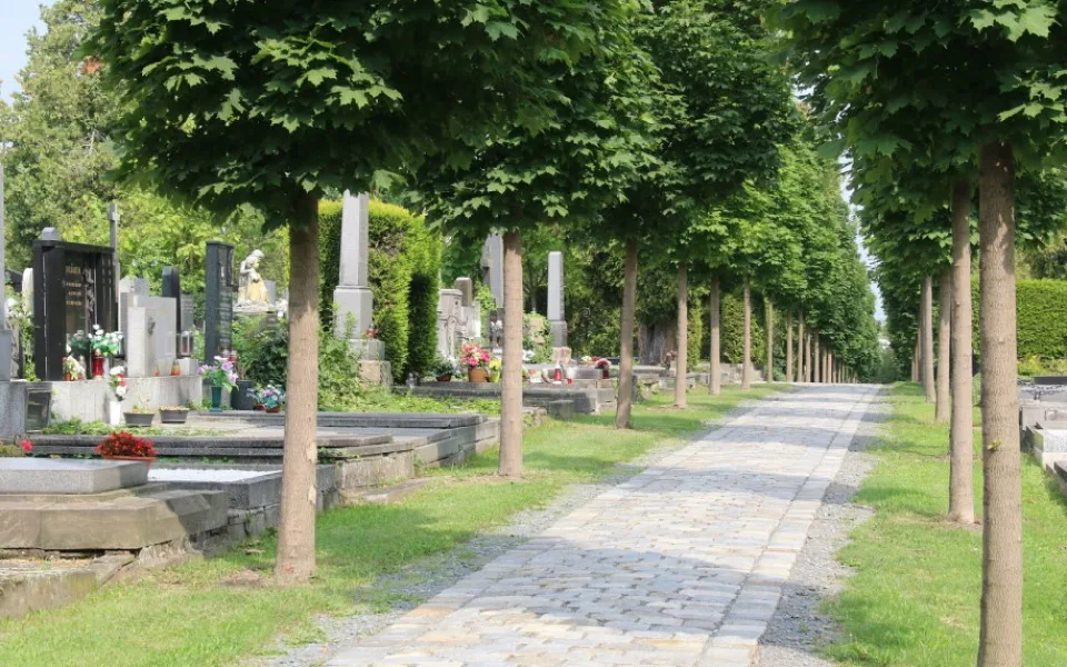 FOTO: Na olomouckém hřbitově je nová socha Ježíše, pietní místo a dlážděná cesta