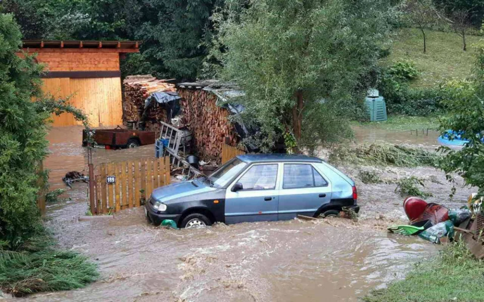 FOTO/VIDEO: Silná bouřka způsobila lokální záplavy, voda odplavovala zaparkovaná auta