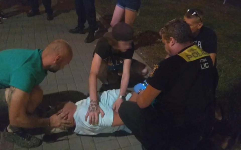 Mladík uštědřil muži tak silnou ránu pěstí, že zůstal ležet s poraněnou hlavou v bezvědomí na chodníku