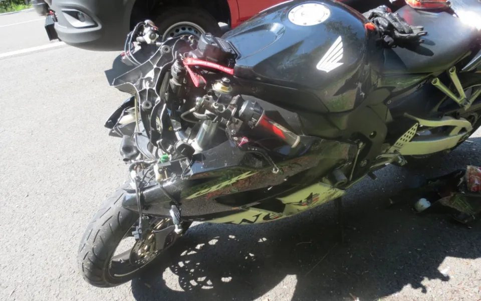 Motorkář při sjíždění z Červenohorského sedla nezvládl zatáčku, musel pro něj vrtulník