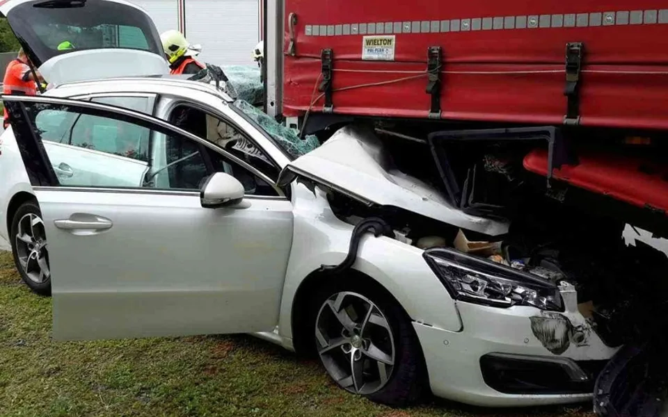 FOTO: Na dálnici u Daskabátu došlo k vážné dopravní nehodě kamionu a osobáku. Zraněnou osobu museli vyprostit