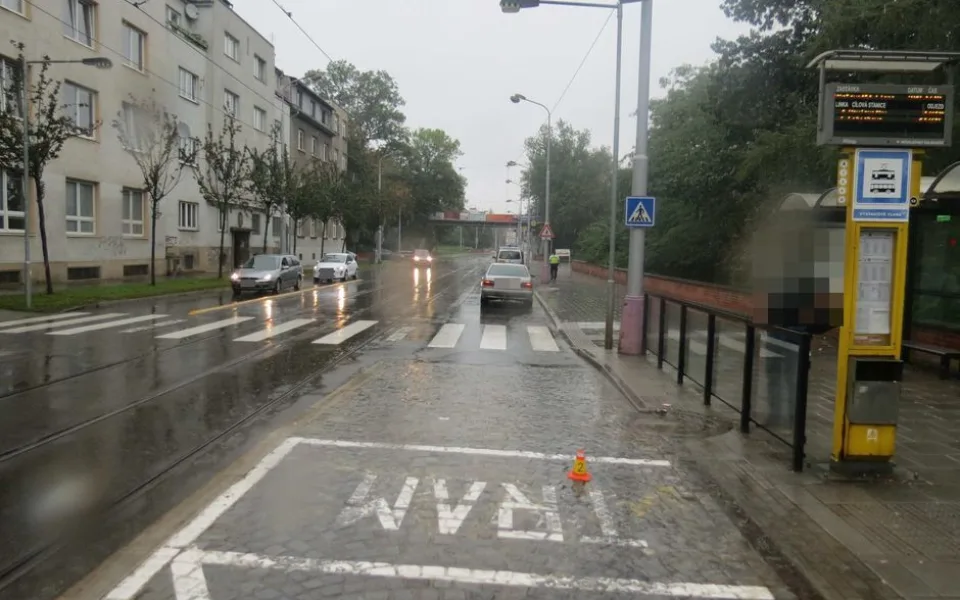 Řidič srazil chodkyni na přechodu ve Wolkerově ulici, policie hledá svědky
