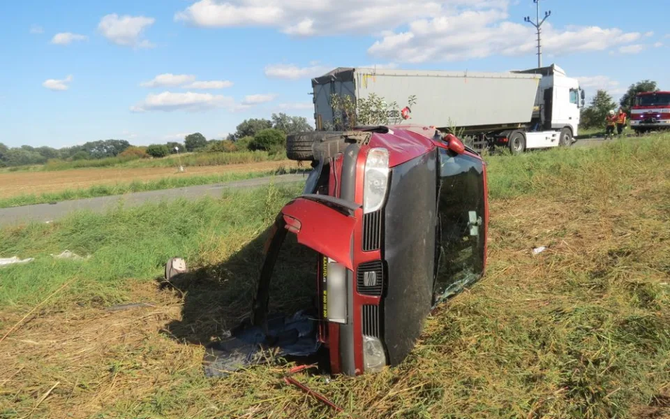 Řidič náklaďáku přehlédl pomalu jedoucí osobák a narazil do něj. Jeho řidička skončila v převráceném voze na poli