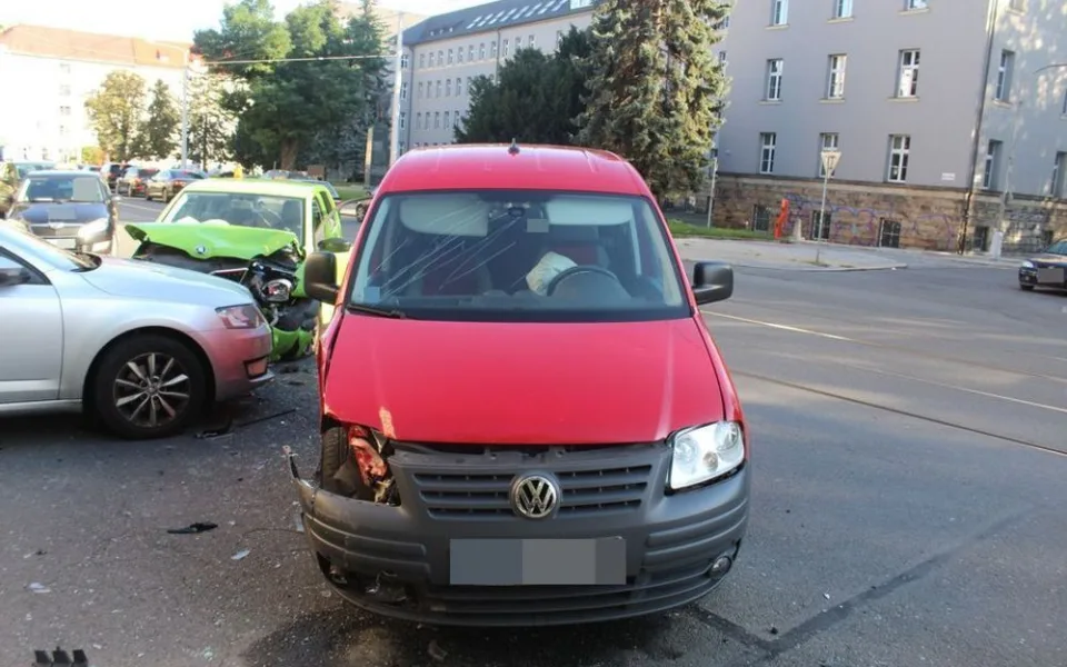 V jedné z olomouckých křižovatek došlo včera ke srážce tří aut. Vznikla škoda za 230 tisíc korun