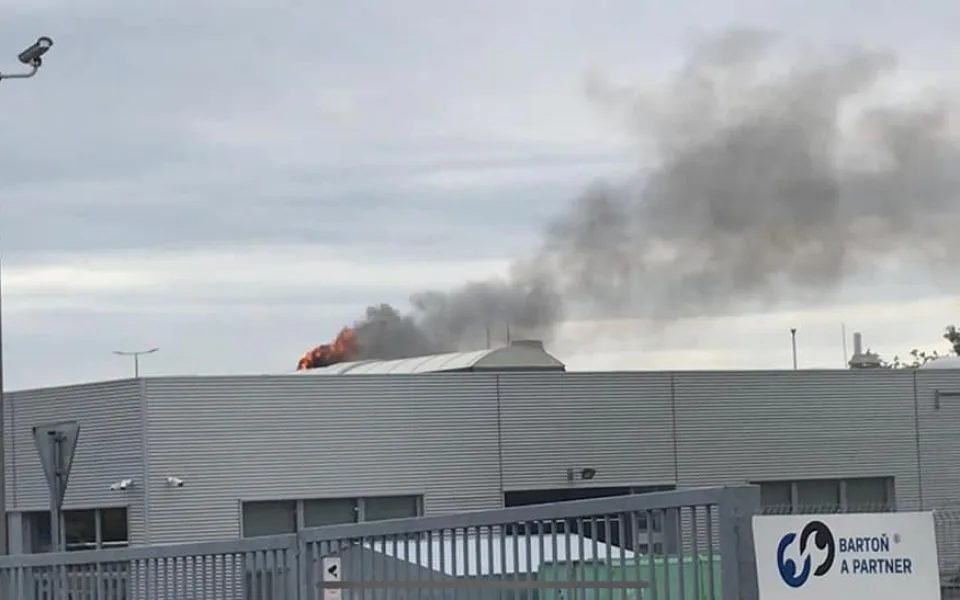 AKTUALIZOVÁNO: Na střeše Porsche Olomouc vzplála ventilace, muselo být evakuováno 39 lidí