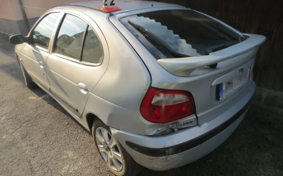 Opilý řidič se plně nevěnoval řízení a naboural zaparkované auto. Nadýchal téměř čtyři promile
