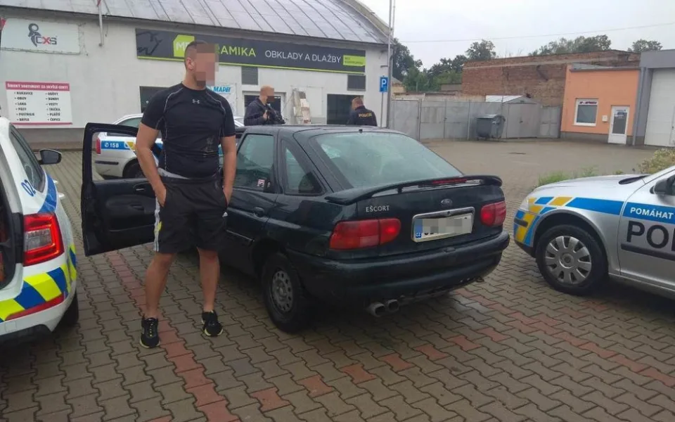 Za volantem ukradeného auta seděl opilý řidič. Strážníci ho obklíčili na parkovišti u obchodu