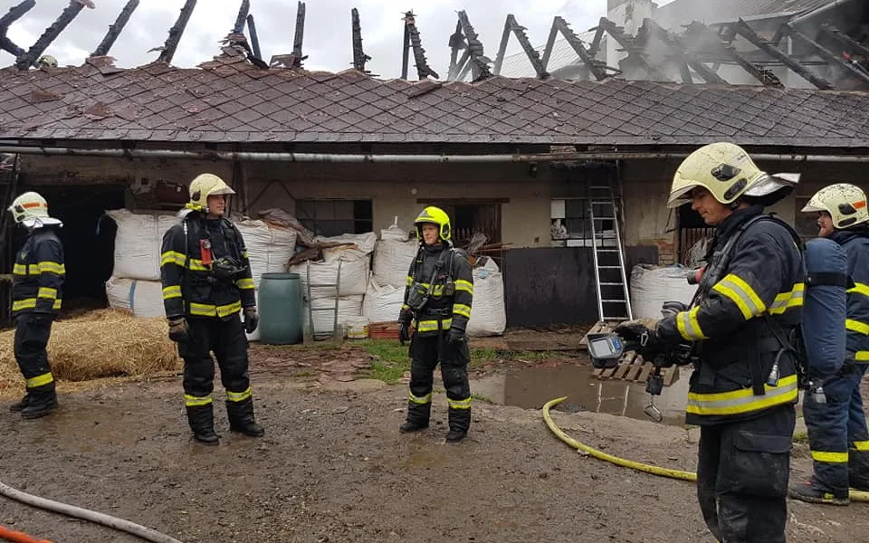 VIDEO: Hasiči likvidovali požár hospodářské budovy v Třebčíně