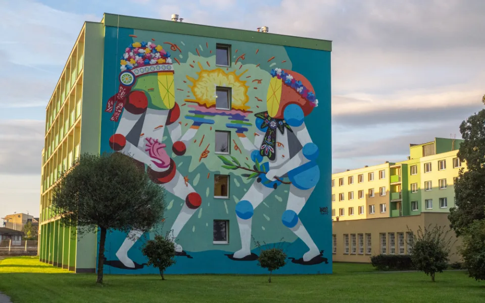 FOTO: V areálu vysokoškolských kolejí vznikly v rámci Street Art Festivalu dva sedmnáctimetrové muraly