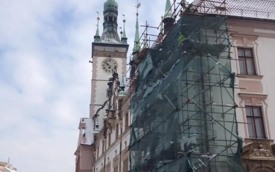 Opilý muž a žena vylezli na lešení u olomoucké radnice. Skončili na záchytce
