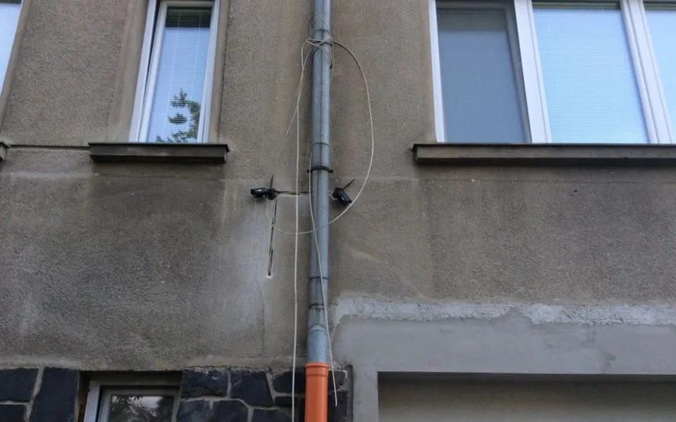 Žena se obrátila na strážníky s tím, že jí správce domu přestřihl kabel od televize a zůstala tak bez signálu