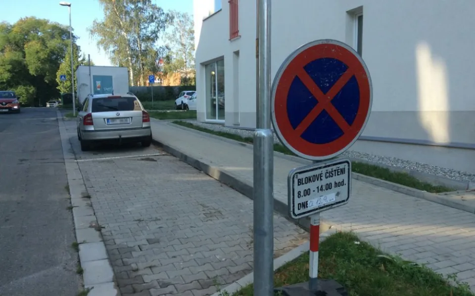 Tři desítky zaparkovaných aut stály v místech, kde mělo probíhat blokové čištění