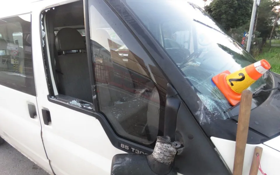 Řidič náklaďáku otevřel dveře, když ho objížděla dodávka. Výsledkem je škoda na obou autech