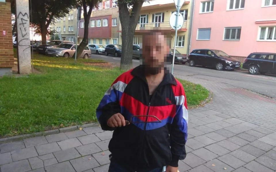 Zloděj se snažil přepilovat masivní zámek kola pilkou na dřevo. Strážníkům sdělil, že kolo na místě stojí měsíc a chtěl si ho vzít