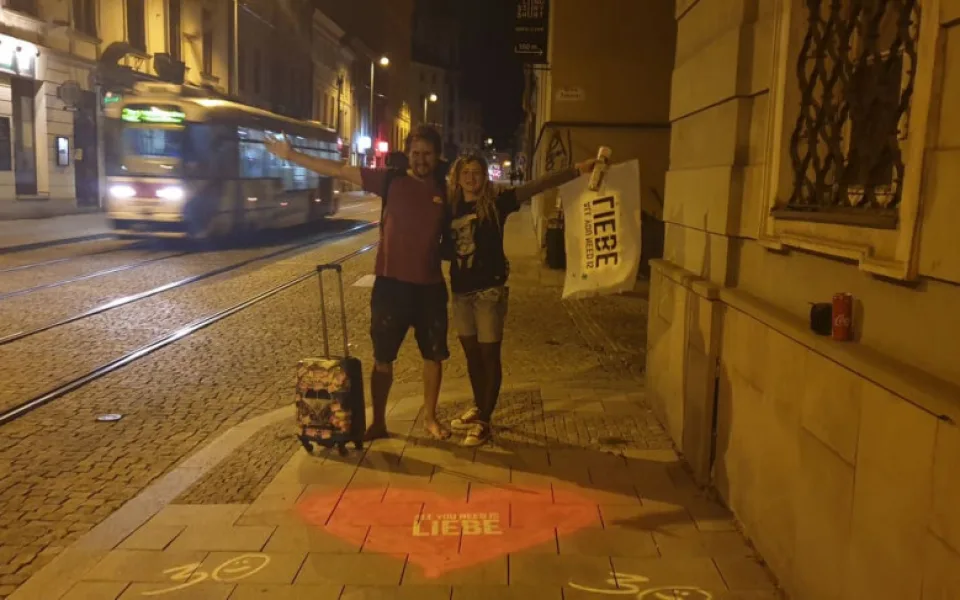 Po Olomouci se na chodnících objevila velká srdce.  Chtěli jsme do světa vypustit trochu lásky, říká Petr Bouška