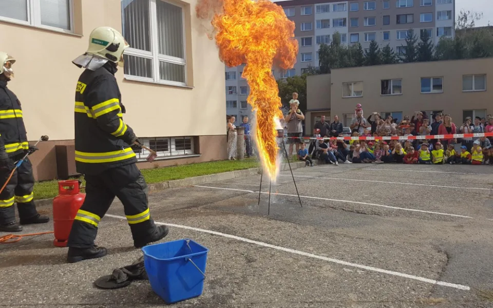 FOTO/VIDEO: Hasiče v kraji v pátek navštívily na stanicích tisíce dětí a rodičů