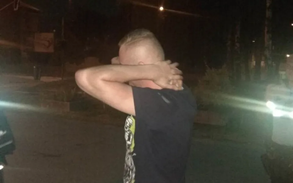 Opilý řidič se řítil ulicemi vysokou rychlostí. Před továrnou pak zmateně popojížděl sem a tam