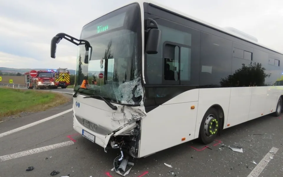 Senior vjel do křižovatky v době, kdy projížděl autobus. Řidič auta byl po srážce zaklíněn s vážným zraněním