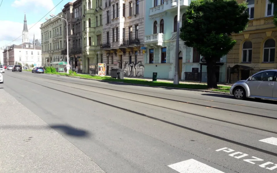 Masarykovu třídu dnes ráno uzavřela nehoda, při které tramvaj srazila nezletilou chodkyni