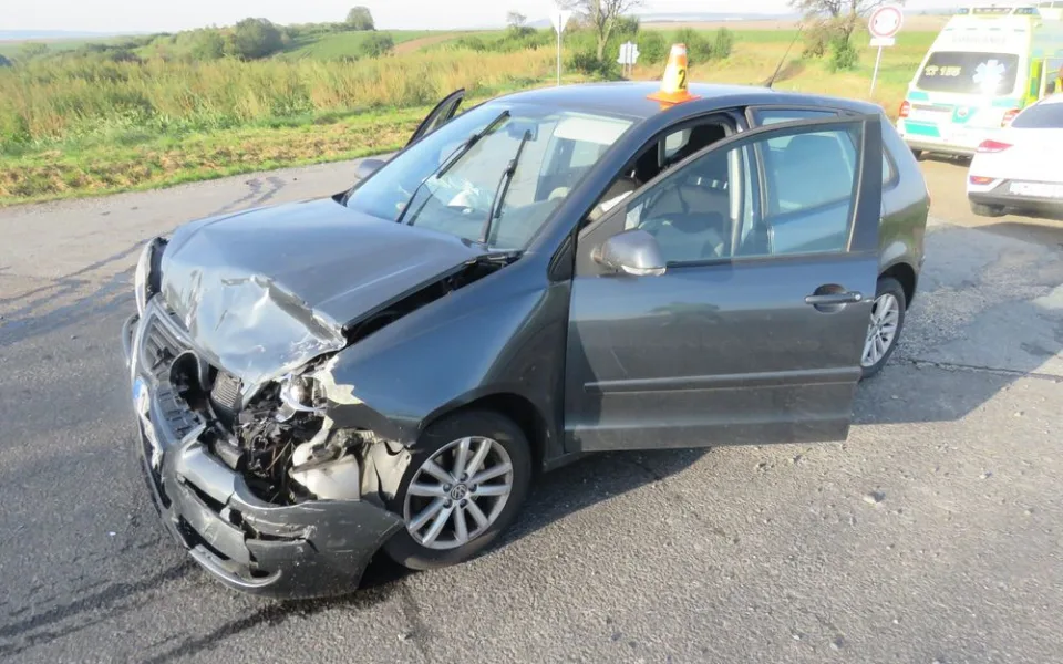 Seniorka vjela do křižovatky ve chvíli, kdy po hlavní silnici jelo auto. Došlo ke srážce a obě řidičky skončily v nemocnici