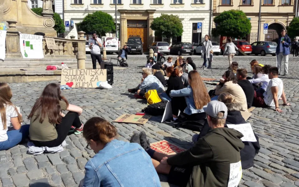 AKTUÁLNĚ: V Olomouci probíhá stávka za klima. Na Dolním náměstí stávkují nejen studenti