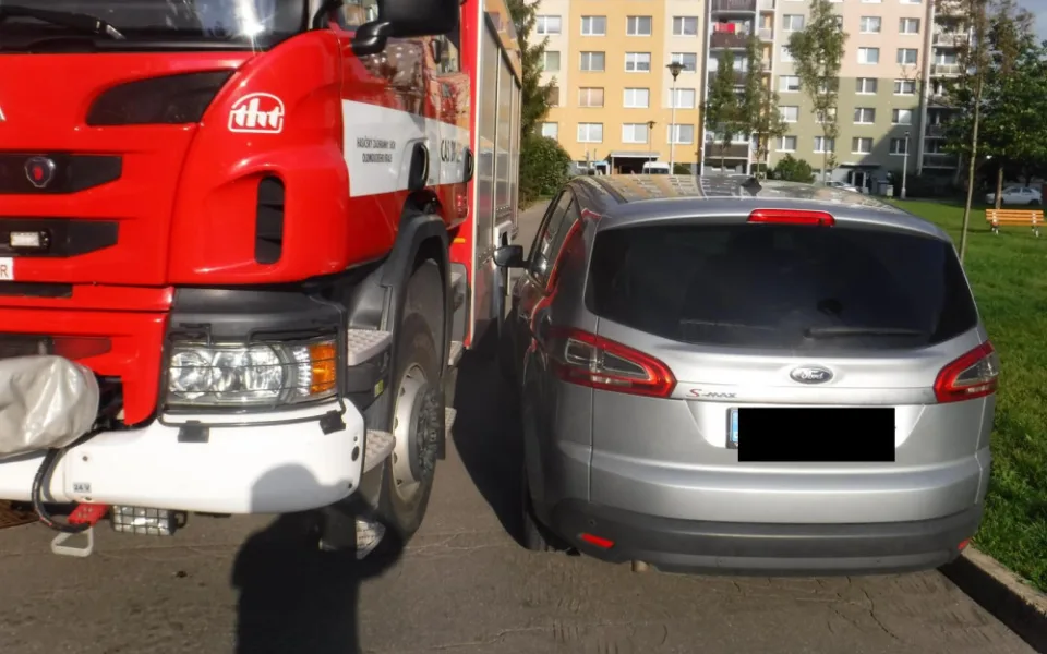 FOTO/VIDEO: Hasiči v Olomouckém kraji kontrolovali průjezdnost silnic. Narazili na auta zaparkovaná v zatáčkách i u žlutého značení