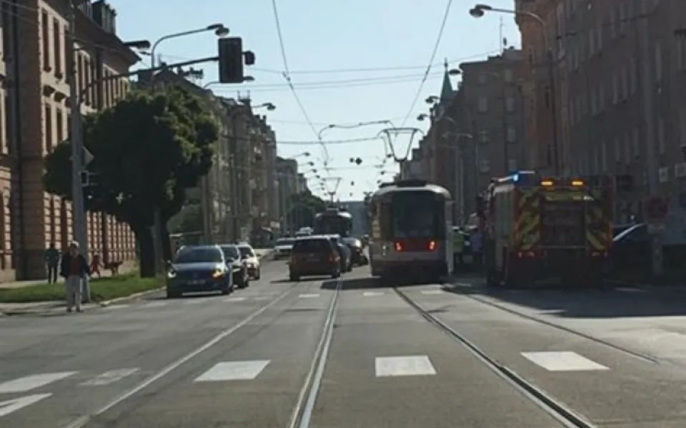 Na kolejích na Masarykově třídě se dnes ráno srazila dvě auta. Provoz tam byl pozastaven