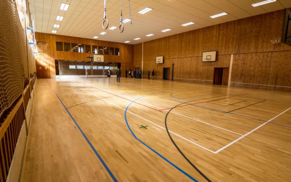 Nejstarší škola na Jesenicku pro kováře a sedláře má opravenou tělocvičnu