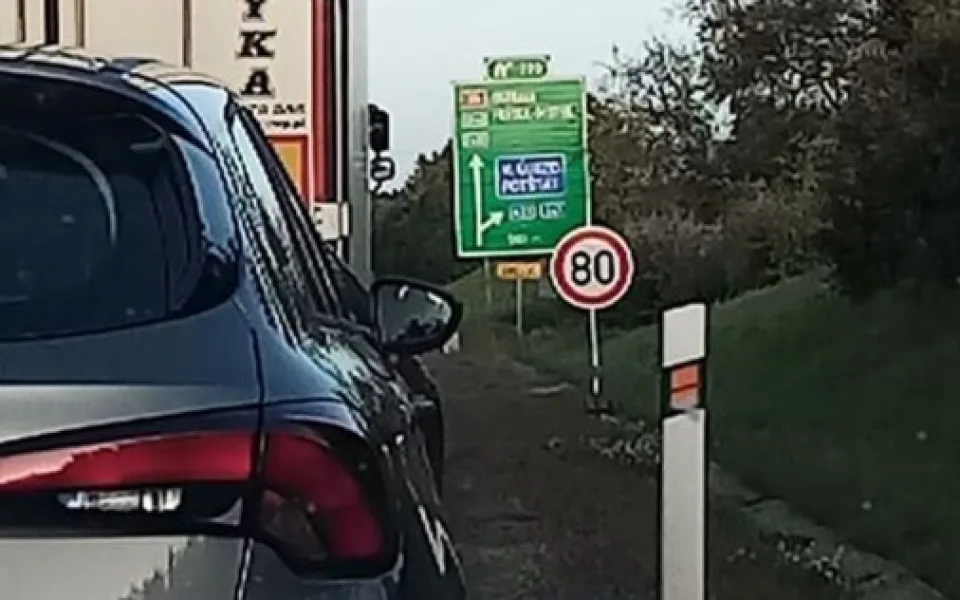 Na dálnici D35 dnes večer došlo ke srážce osobního auta s motorkářem