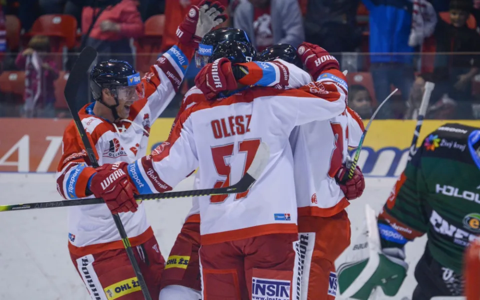 Olomoučtí hokejisté porazili Karlovy Vary 3:2 a v tabulce extraligy jsou čtvrtí