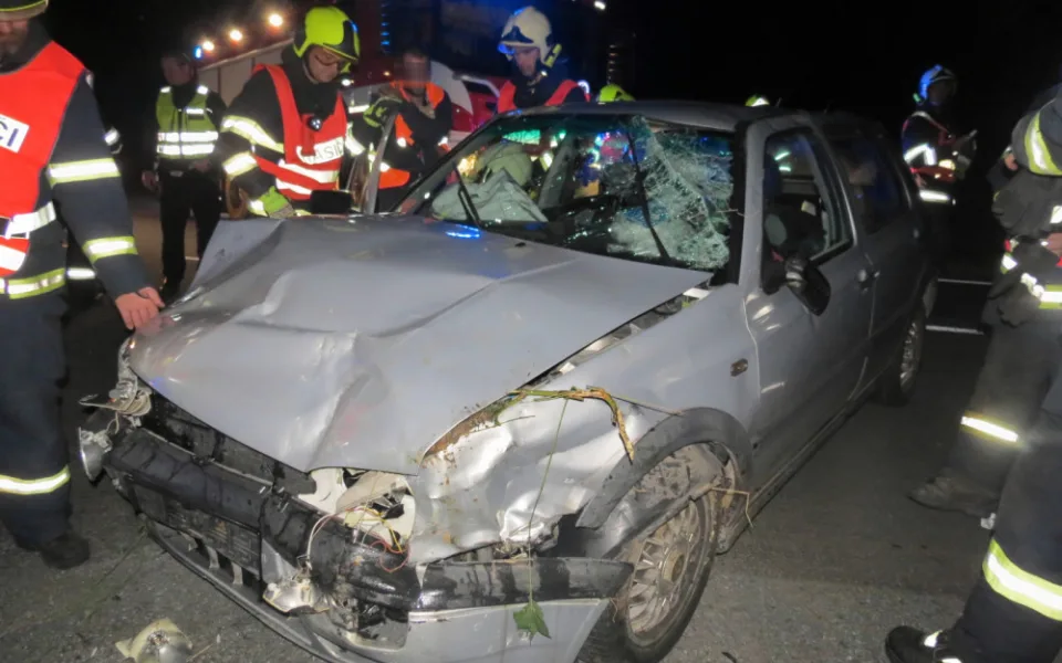Senior si nevšiml auta na hlavní silnici. On i nezletilá spolujezdkyně z druhého auta skončili v nemocnici