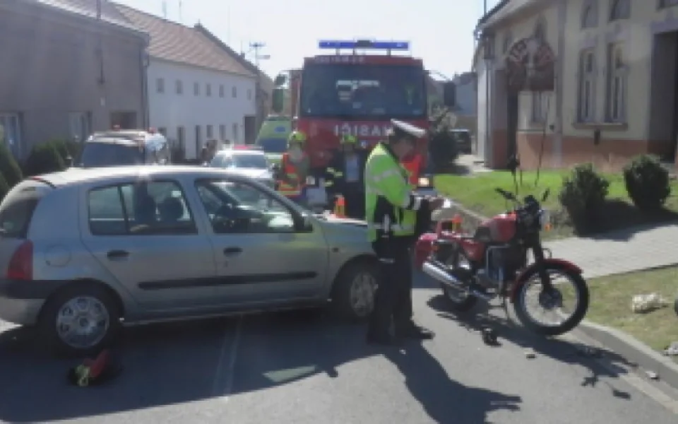 Muž vyjížděl ze dvora na silnici a přehlédl motorkáře. Ten skončil se zraněním v nemocnici