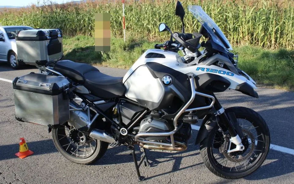 Do řidiče Audi, který brzdil, zezadu narazil motorkář. Spolujezdkyně spadla z motorky a utrpěla zranění