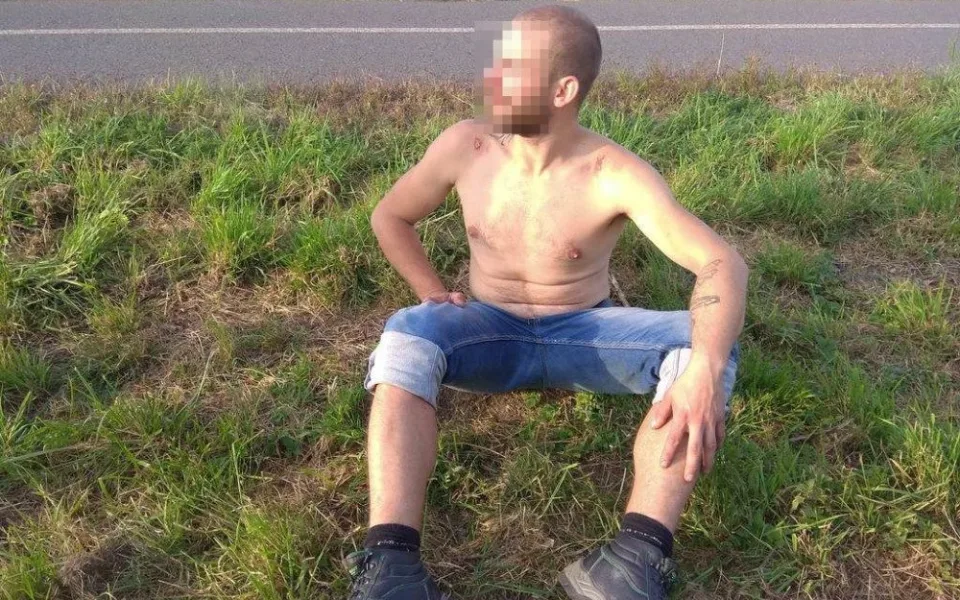 Zfetovaný muž svým tancem zastavil auta v obou směrech. Poté policii tvrdil, že byl napaden neznámou entitou