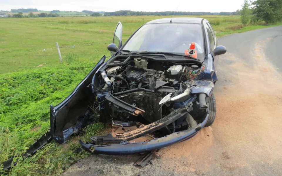 Mladý řidič jel rychle a v ostré zatáčce dostal smyk. Jeho jízdu ukončil až náraz do zábradlí