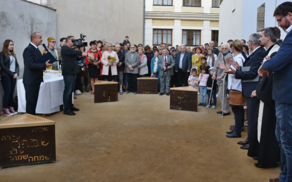 V Hranicích byla otevřena opravená proluka u synagogy. Plastika odkazuje na historii židovské komunity