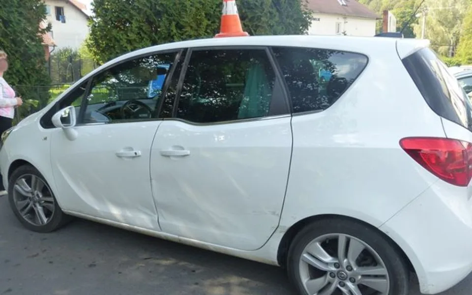 Řidič přehlédl, že seniorka před ním chce odbočit a začal ji přes plnou čáru předjíždět. Došlo ke srážce