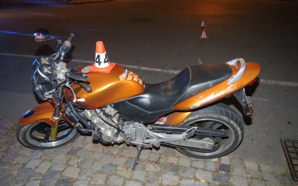 Opilý muž havaroval na motorce, na kterou neměl řidičák. Navíc byla opatřena poznávací značkou jiného vozidla
